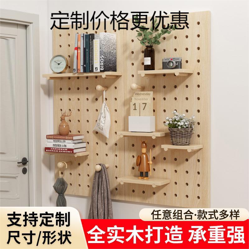木造の穴の板の壁の物置棚の木製の収納の壁の壁掛けの家の玄関の展示棚の本棚の1字の仕切り板|undefined