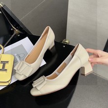 2025年新款舒适妈妈鞋洋气软底方扣粗跟通勤单鞋女小皮鞋