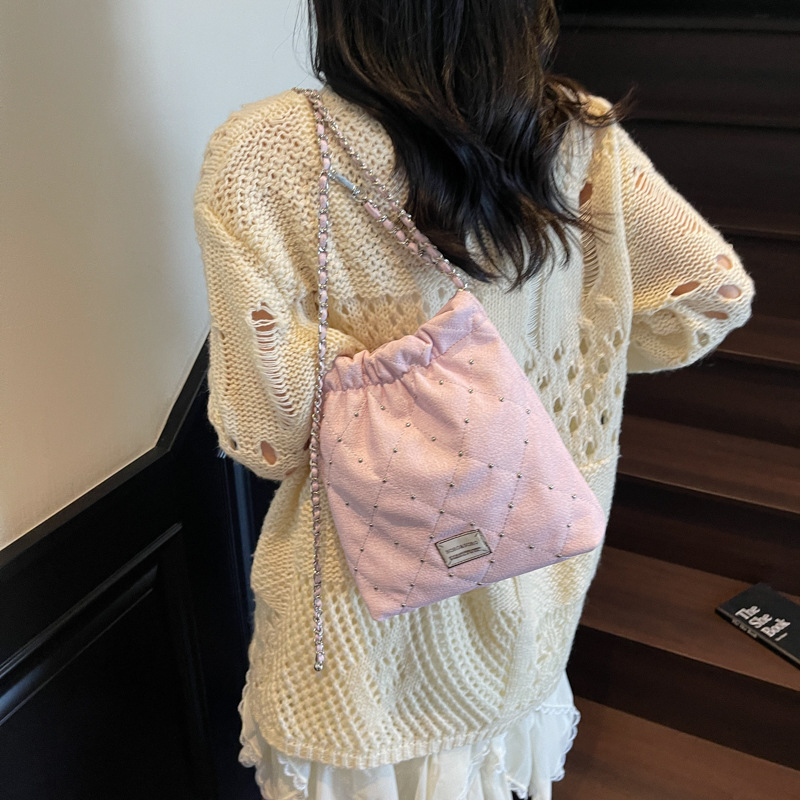 Bolsa de balde de verano popular para mujeres 2025 nueva cadena de diamante pequeña bolsa de hombro de viento fragante nicho bolsas debajo de las axilas