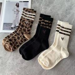 ヨーロッパの高級美ラード高級ミドルストッキングのファッションファッションのヒョウの紋様のストライプネットの赤いスポーツの靴下の中のストッキング