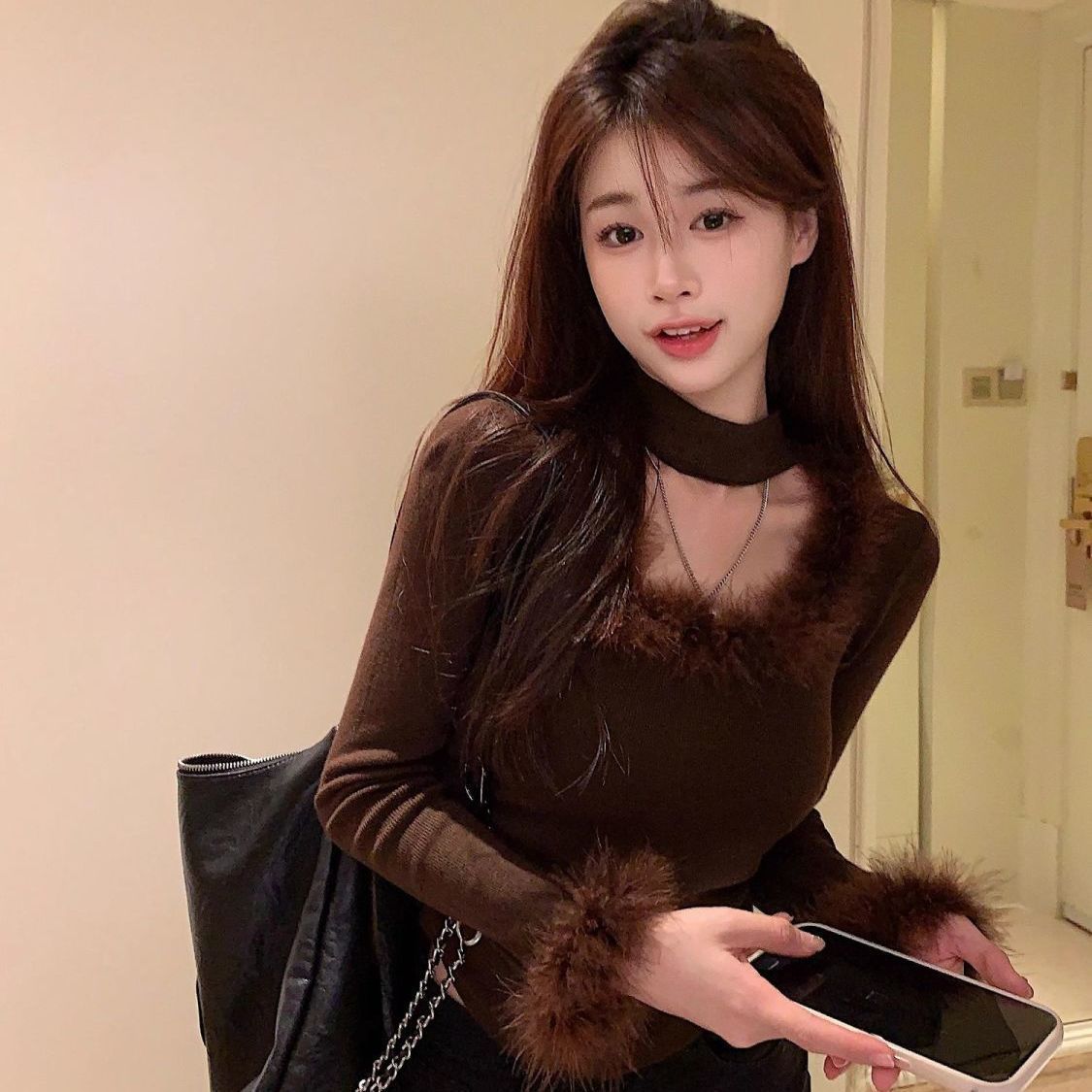 辣妹方领超软糯德绒女秋冬季新款修身内搭打底短款咖色毛毛上衣