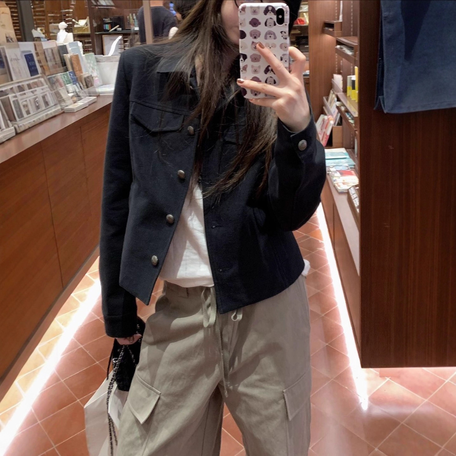 openig vintage Korean style early autumn black casual short jacket for women with lapel collar.