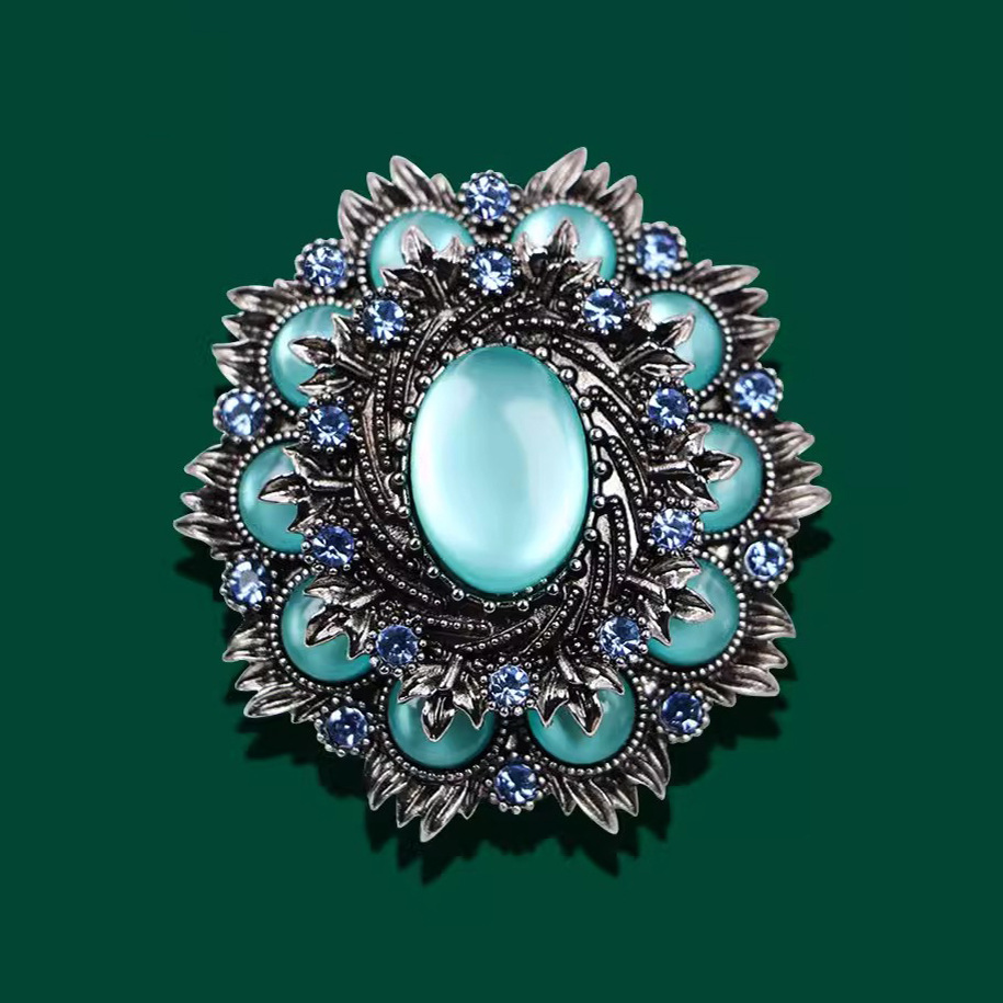Exquisite and Luxury Palace Style Brooch Women's European and American Retro Oval Corsage Niche High-end Design Sense Pin Accessories