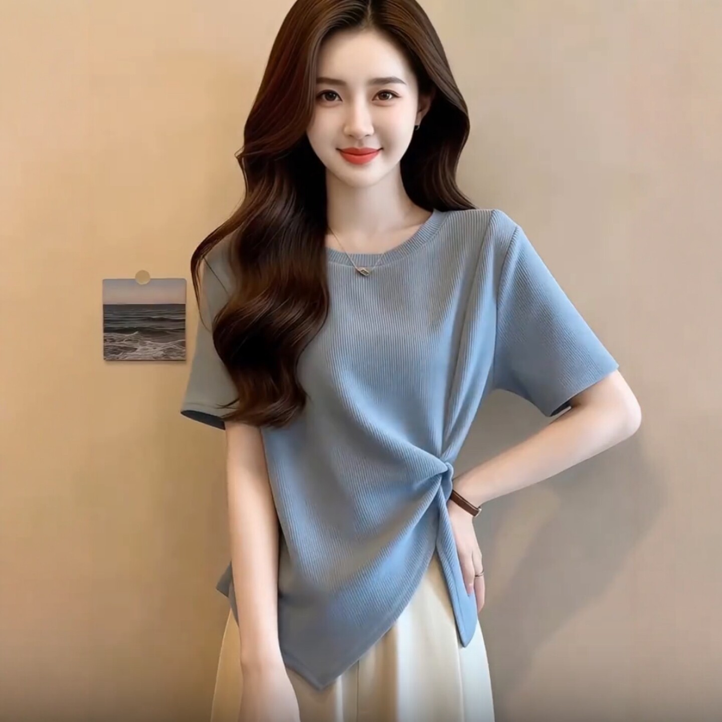 Áo thun nữ tay ngắn cổ tròn thiết kế bất đối xứng màu xanh dáng suông — Màu ảnh chi tiết 4