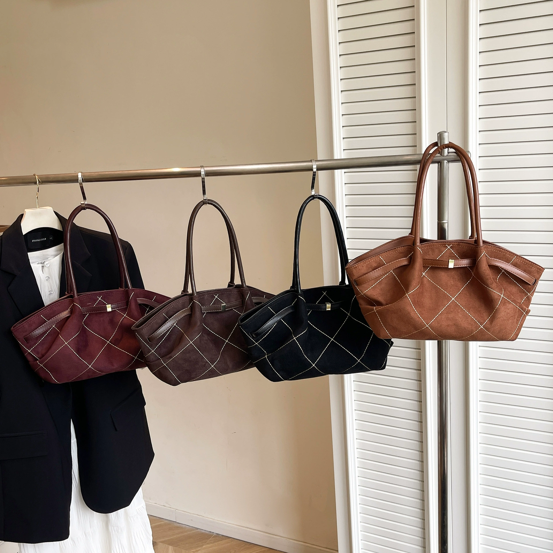 One-shoulder bag Chanel-style, diamond-quilted suede-look, compact 0.3 kg