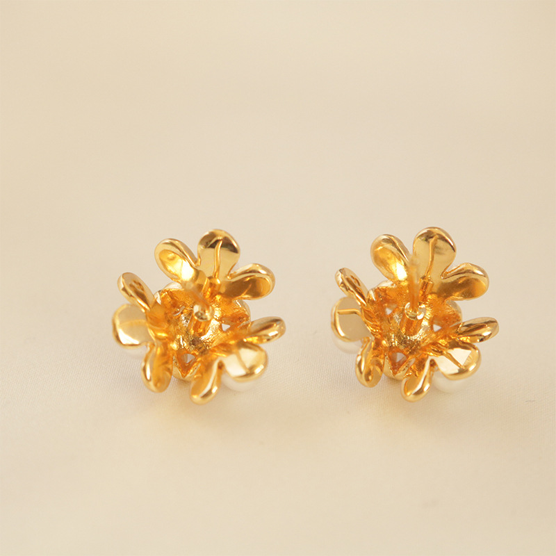 1 Pair Elegant Vintage Style Flower Imitation Pearl Artificial Pearls Ear Studs display picture 6