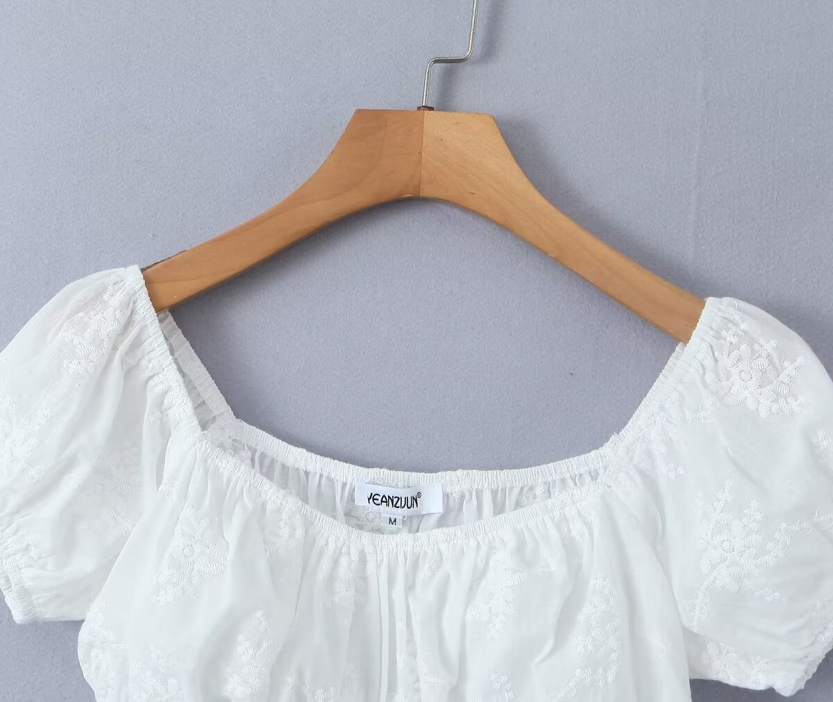 Completo estivo 2025 composto da top e gonna in pizzo francese, ideale per donne sofisticate._voghion.com