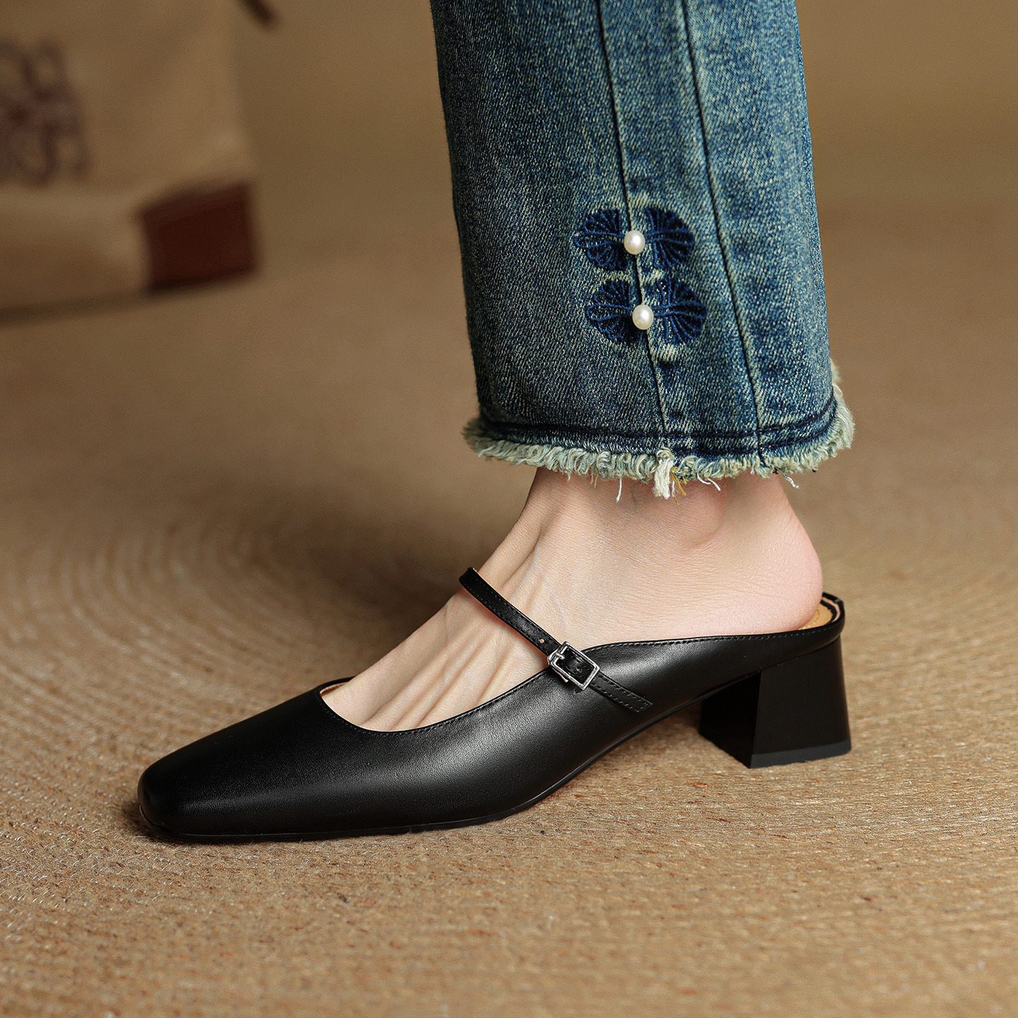 Sandal nữ quai ngang mũi vuông gót 4.5 cm da bò bít mũi hở gót — đen