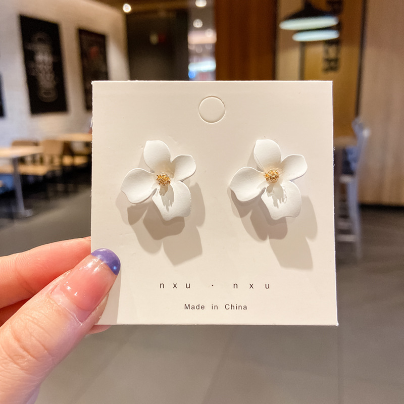 Luz de lujo de alto nivel nicho de diseño femenino sensación de aretes de bordilla temperamento perla asimetría joyería perla al por mayor