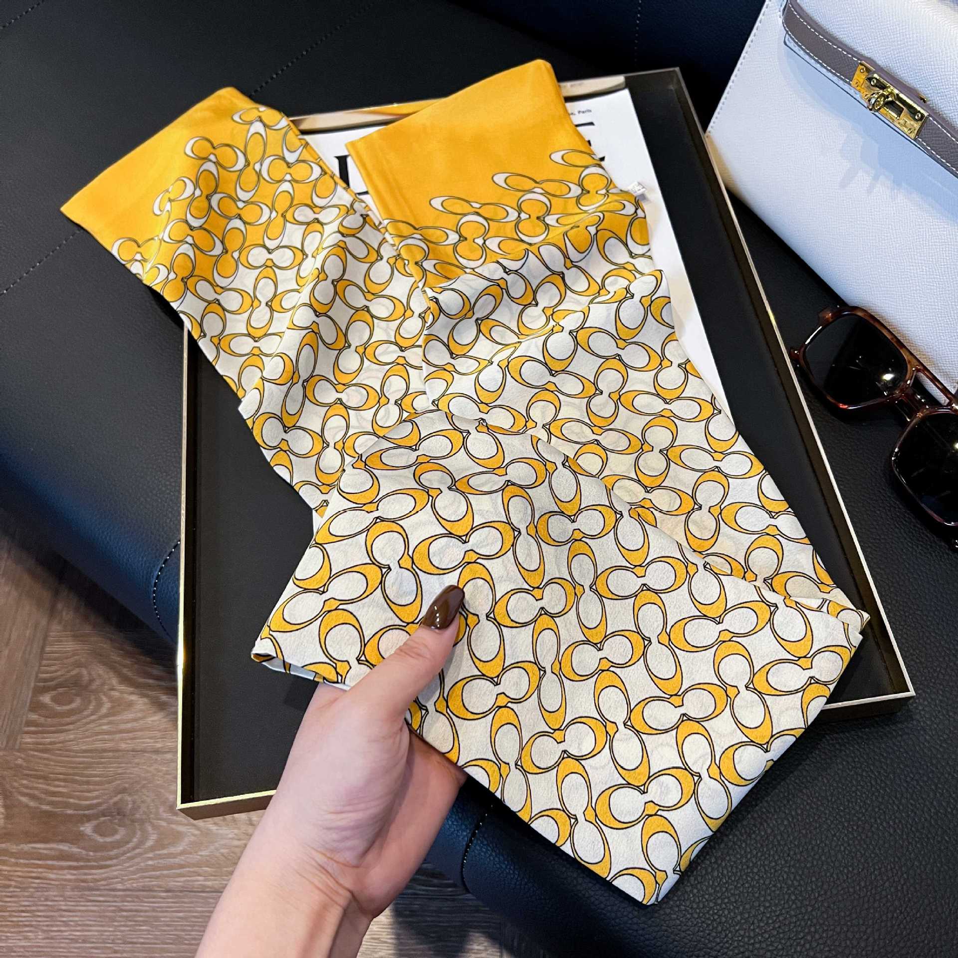 Nueva bufanda de seda pequeña banda larga estrecha para el cabello mujer estilo primavera y otoño moda madre bufanda estilo verano estilo fino serpentina bufanda al por mayor