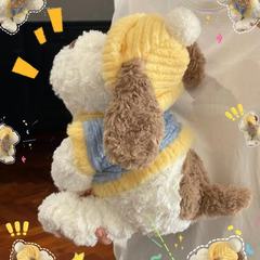 新しいルピーは犬のぬいぐるみの大きいサイズのぬいぐるみに腹ばいになります。