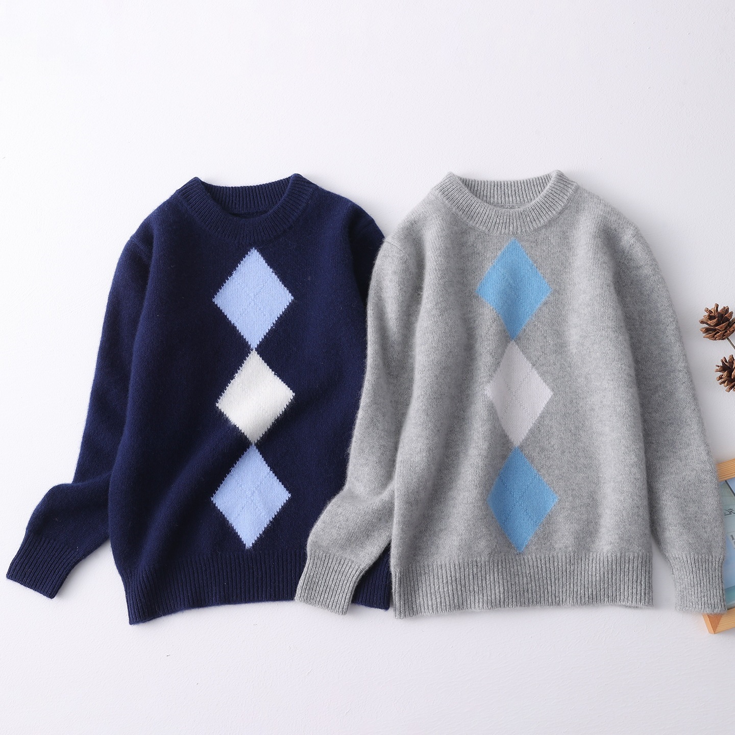 Boys' diamond pattern wool sweater, autumn and winter round neck color-blocked pullover, soft and warm children's knitted sweater.