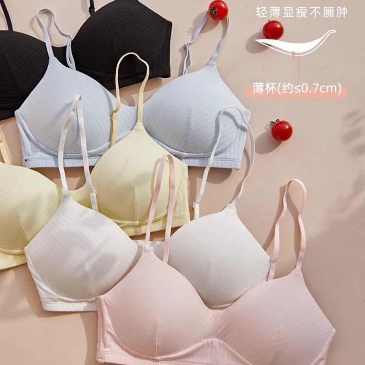 無痕下着の女性が小胸の平胸専用ブラジャーを集めています。夏の薄いタイプで快適です。|undefined