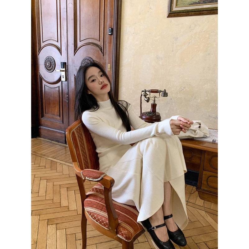 Simple, semi-high-neck, slim-fit knitted base layer for women, new spring/autumn style, slimming and warm inner top