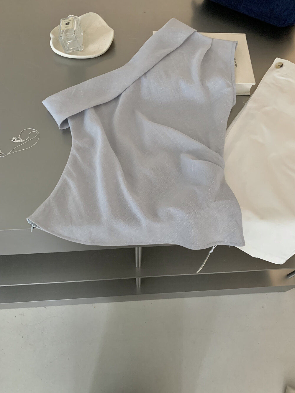 Áo croptop nữ tay ngắn cổ lệch vai, thiết kế bất đối xứng — Xanh da trờicolor, màu trắng, màu mơ chi tiết 8