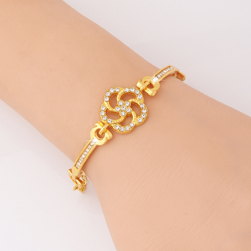 European and American Fashion Style Four-Leaf Clover Flower Women's Bracelet Versatile Radiant Bracelet with Sparkling Diamonds Full of Diamonds with a High-End Feel European and American Fashion Style Four-Leaf Clover Flower Women's Bracelet Versatile Radiant Bracelet with Sparkling Diamonds Full of Diamonds with a High-End Feel