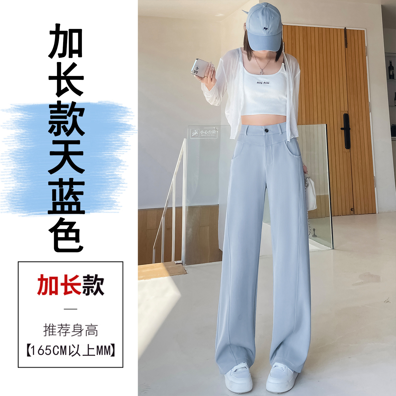 夏の狭いスーツのワイドパンツの女性はやせています。
