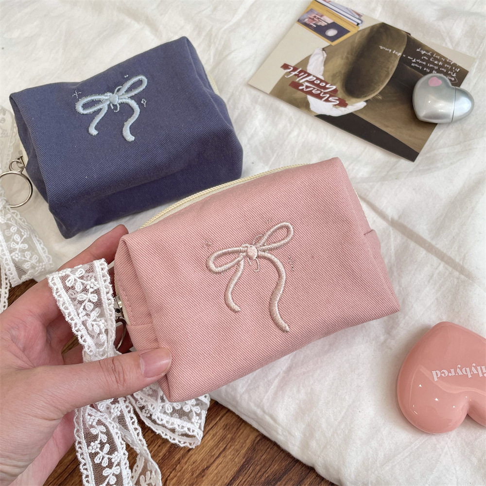 66g Weight Canvas Lining Material Lace Fashion Element Zipper Closure Type / Strap Type Cosmetic Bag Bags Type Holiday, Travel, Daily Occasion Polyester Material Bag, Knot, Butterfly, Bow Knot Pattern All Seasons Season Women's Gender Cute Style Square Shape Cute Bag Knot Butterfly Polyester Lace Square Makeup Bags 20