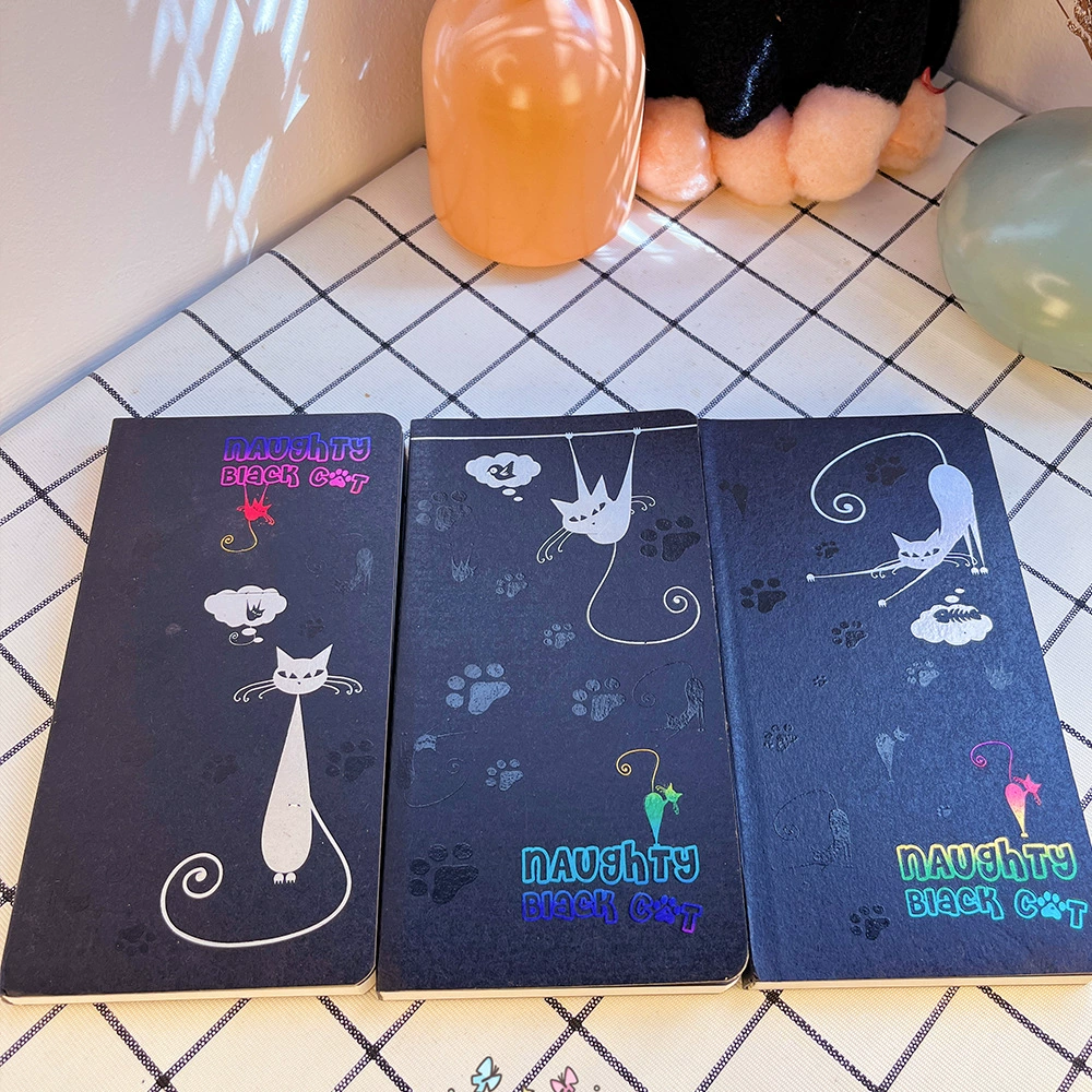 Идеальное сочетание симпатичной кошачьей обложки для ноутбука и внутренней страницы со слабым освещением