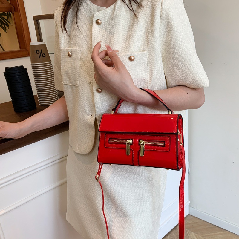 Bolso de diseño de nicho 2025 verano nuevo bolso femenino de alta calidad textura bolso de hombro charol brillante bolso de mensajero marea