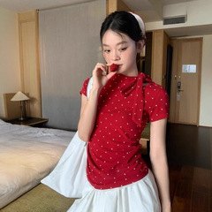 デザインされた赤い水玉模様の女性用半袖Tシャツ、夏用右肩スリムフィット、ホットガール用のリボンストラップ付きトップ