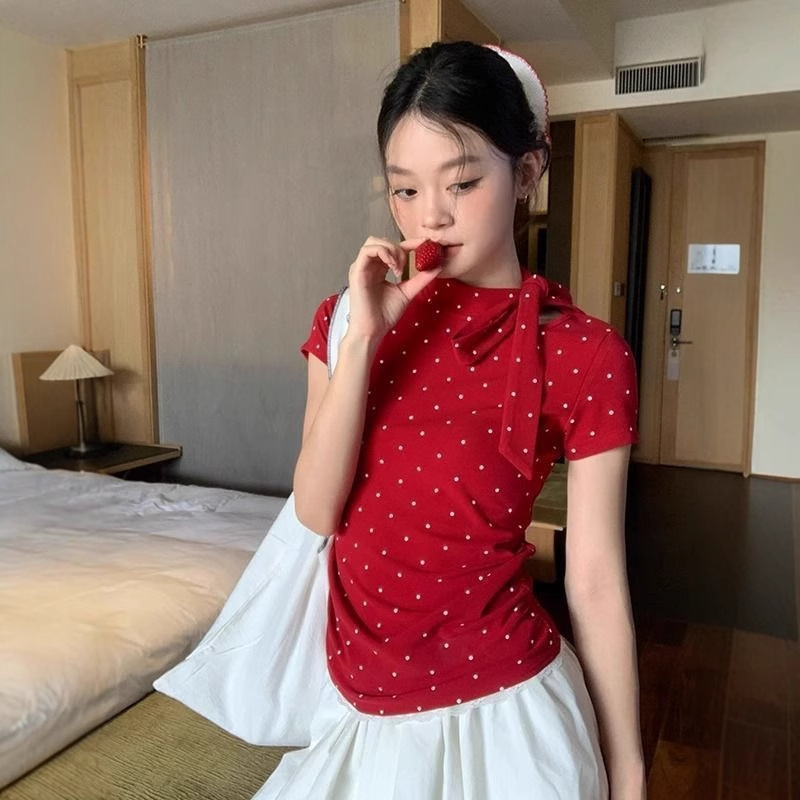デザインされた赤い水玉模様の女性用半袖Tシャツ、夏用右肩スリムフィット、ホットガール用のリボンストラップ付きトップ|undefined
