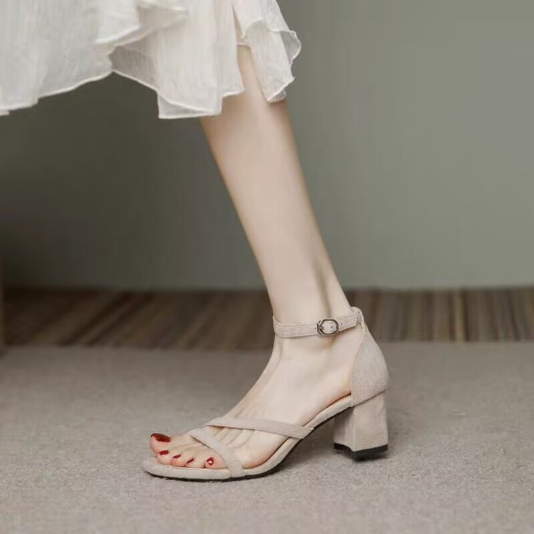 Fada francesa tierna zapatos de tacones altos para mujeres 2026 verano nuevo tacones gruesos de hebilla de sandalias de talón con falda