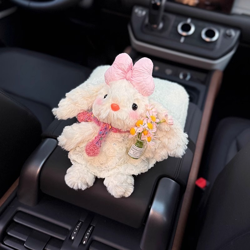 Caja de apoyabrazos de coche de conejo creativo caja de pañuelos de papel de dibujo almacenamiento en coche 2024 nuevo sentido muñeca de coche felpa femenina image 3