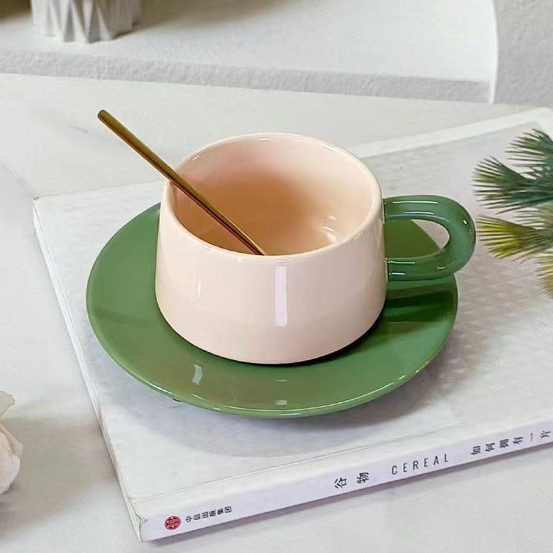 Juego de tazas de café de alta gama retro de nicho, tazas y platillos de cerámica creativos y exquisitos, tazas de café con leche de alto valor, tazas de té de la tarde