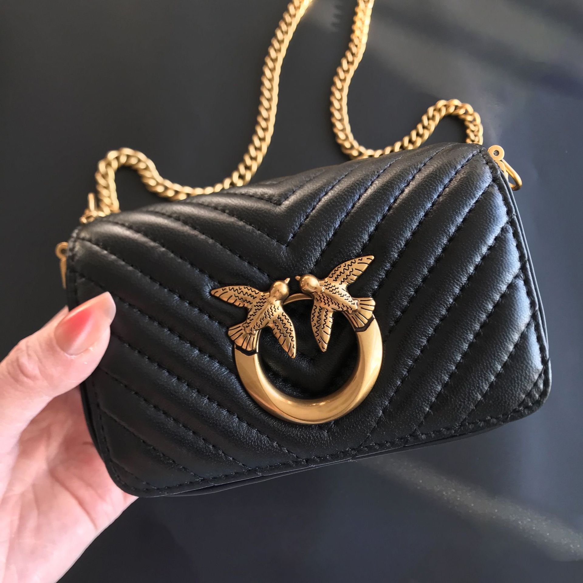 2023 nuevo bolso femenino de un solo hombro con cadena de sobre rojo de cuero súper mini mini clásico