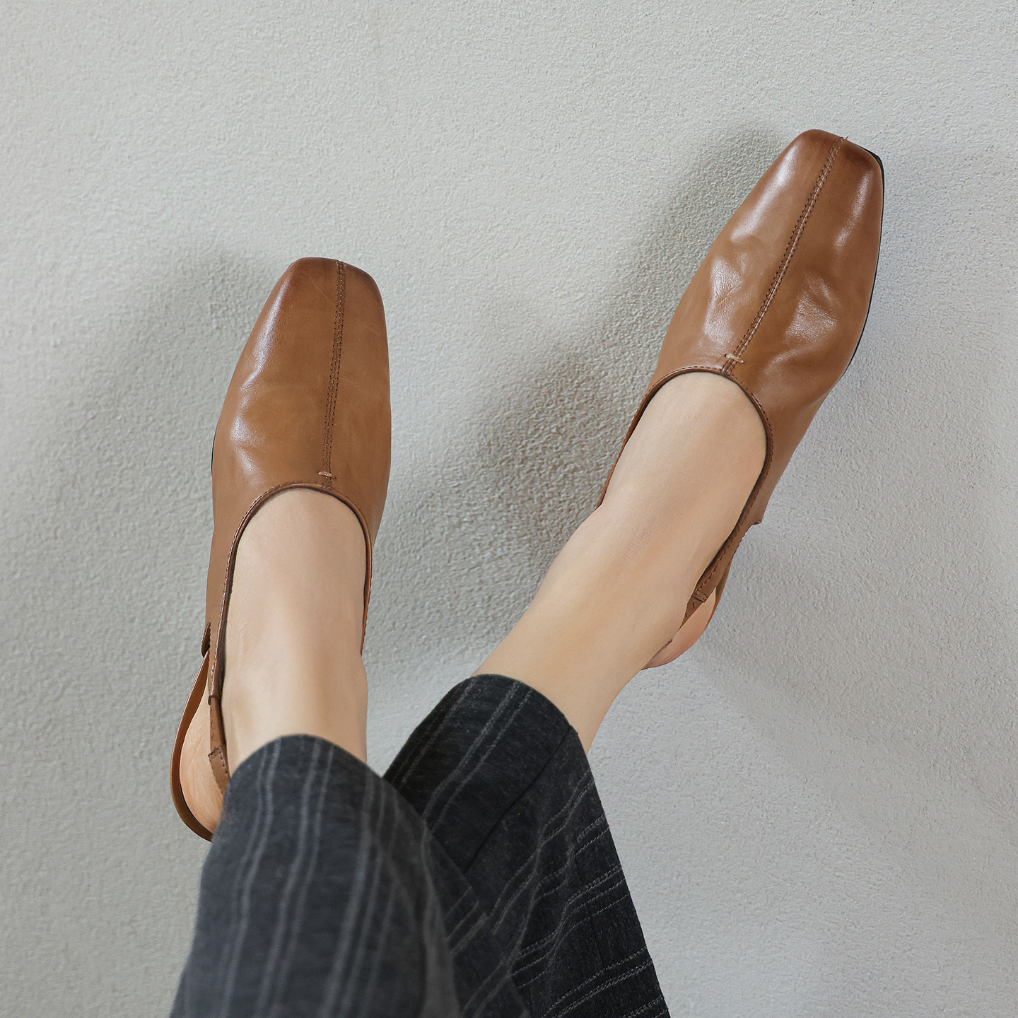 Sandal nữ mũi nhọn quai ngang gót thấp phong cách Hàn Quốc — màu nâu