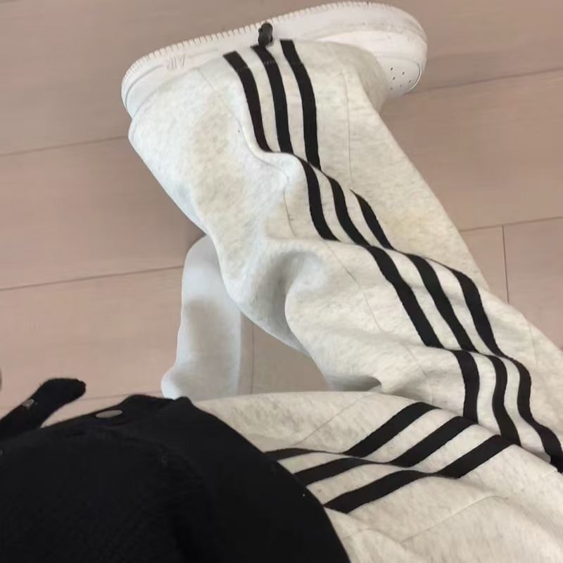 White and Gray Three-Stripe Sweatpants for Women, Spring/Summer 2025, College Style, Jogger Straight-Leg Convertible Sweatpants, Trendy Casual White and Gray Three-Stripe Sweatpants for Women, Spring/Summer 2025, College Style, Jogger Straight-Leg Convertible Sweatpants, Trendy Casual