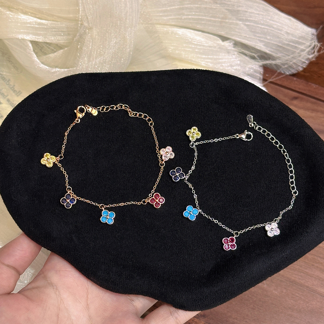 Populair op Xiaohongshu: Armband met dopaminekleurige diamanten en klavertje vier voor dames, lichte luxe, hoogwaardig, elegant._voghion.com