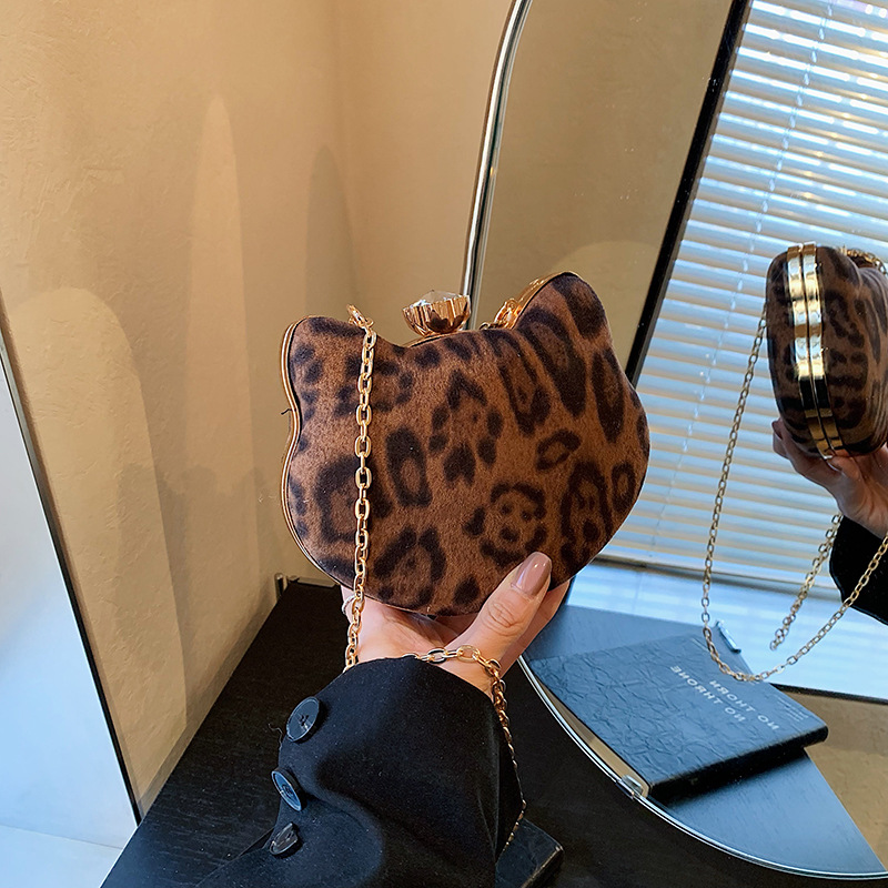 Bolsos populares de este año 2024, nuevo invierno de Europa y América, bolsos de hombro de moda, bolsos retrógrados de leopardo para mujeres.