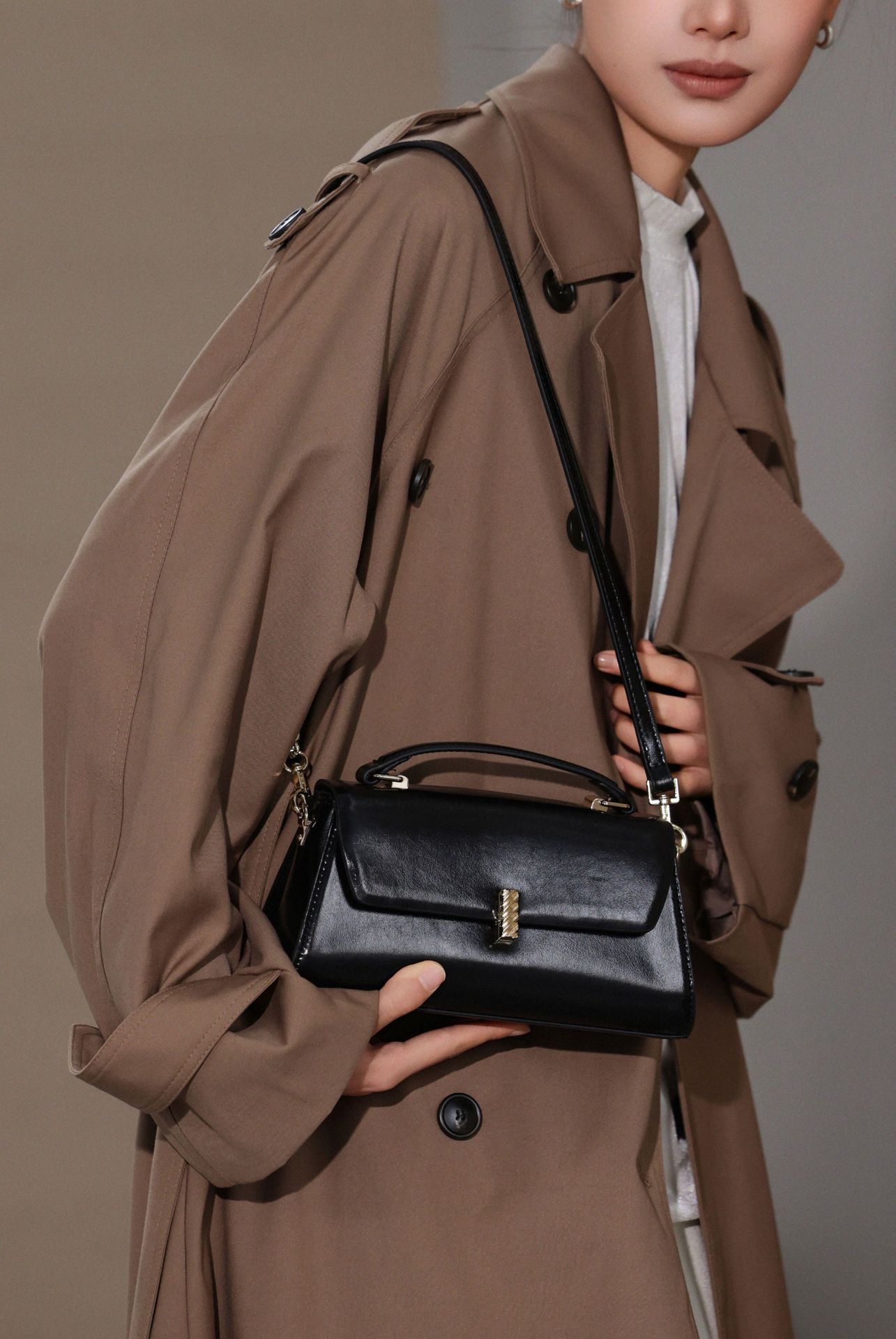 Bolso de mujer Carmel 2025 bolso de mano diagonal primavera - verano moda de cadena, barra de oro diagonal, nueva Alta Gama