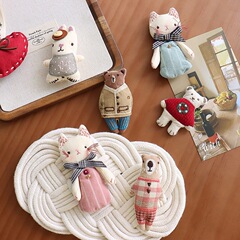 韓系のかわいい布芸の熊さんのブローチの子供の髪飾りの部品は綿の立体の猫を満たして靴の靴下の補助材料を飾ります。