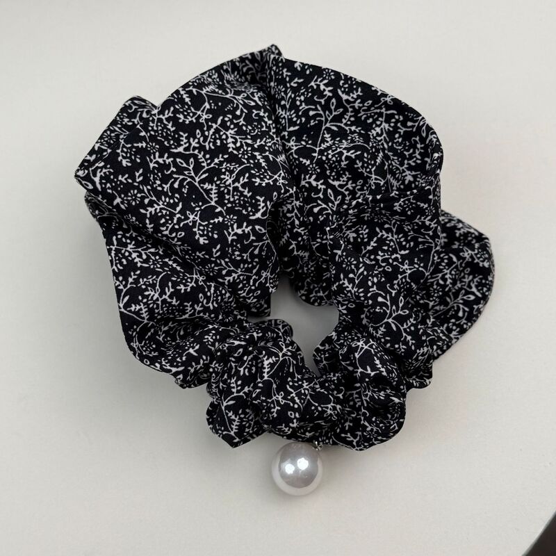 清新な黒地の小さい花の真珠のペンダントの輪のデザイン感があります。|undefined