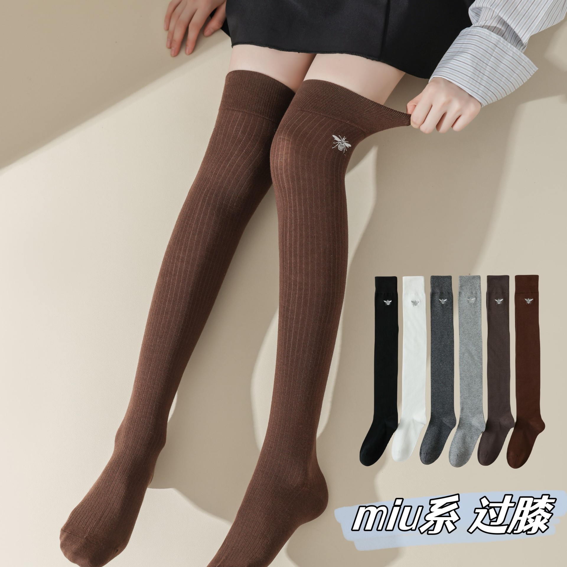 Miumiu Calcetines por encima de la rodilla deshuesados de moda Little Bee Bordado Micro Presión Adelgazante Calcetines de algodón para mujer Calcetines largos