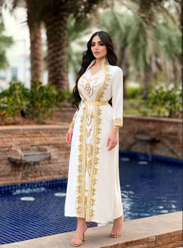 Robe musulmane arabe élégante avec dentelle dorée et sequins_voghion.com