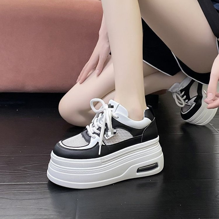 Zapatos blancos de altura de suela gruesa para mujeres 2026 nuevos zapatos transpirables de malla de verano para mujeres ligeros zapatos muffins casuales