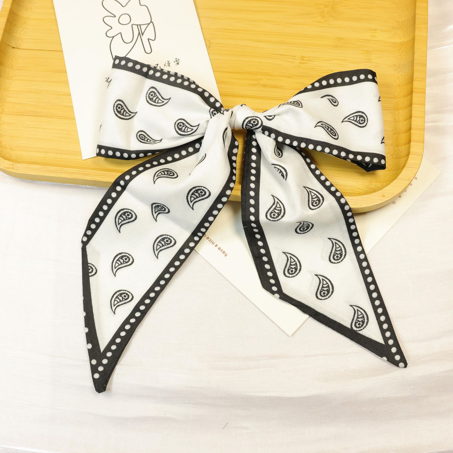 Белые черные края в горошек