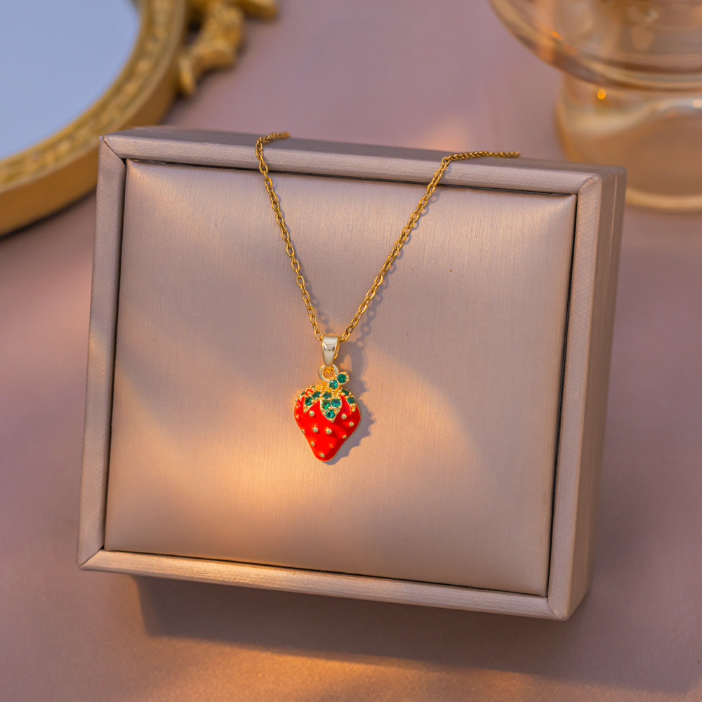 Collar de clavícula con fresas de esmalte – pequeño, fresco, dulce, frutal, de nicho