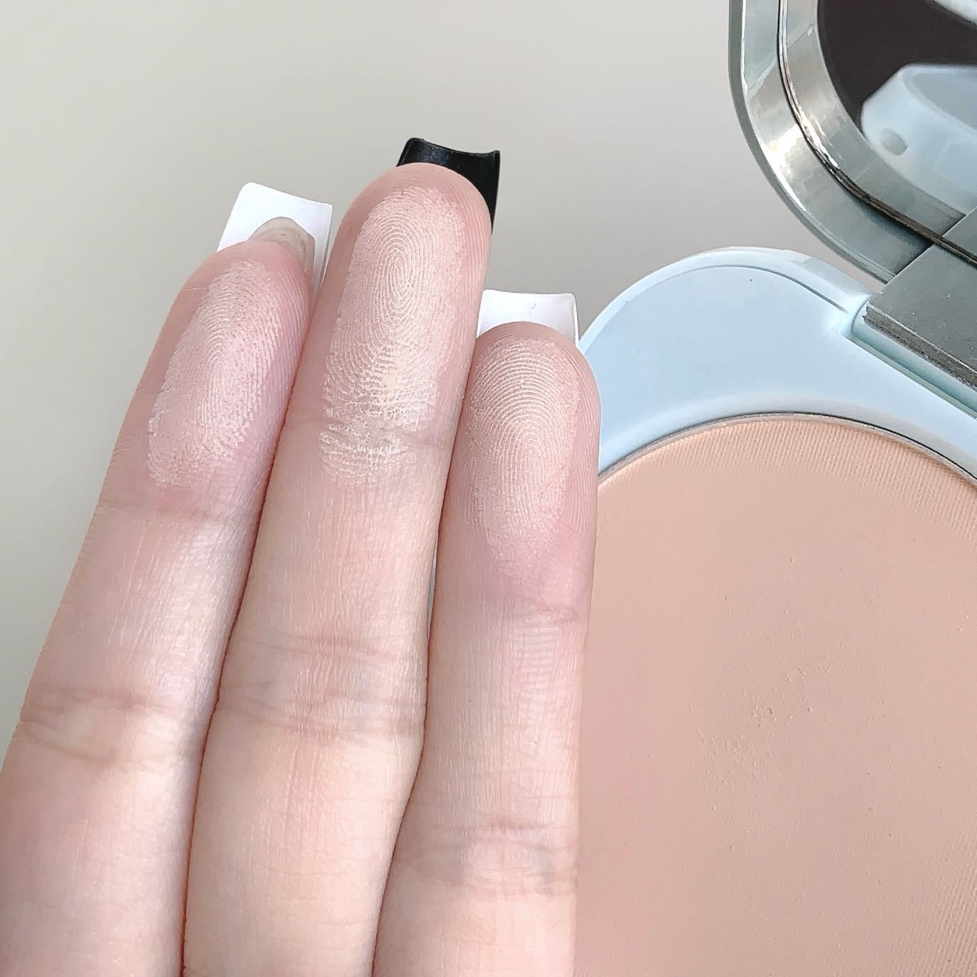 kobeleen's refreshing, lightweight setting powder compact offers long-lasting coverage, oil control, water and sweat resistance, and is not prone to smudge undefined