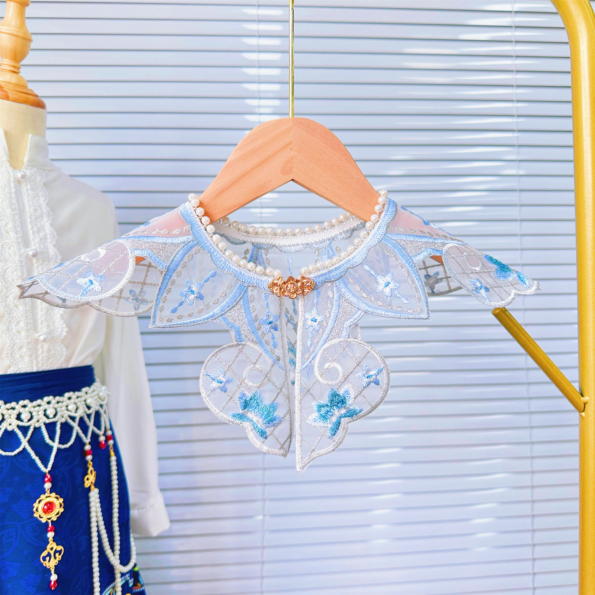 Almohadillas de hombro bordadas de estilo tradicional con diseños de mariposas y flores, cuello desmontable para niños, accesorios y materiales de organza Hanfu, muy vendidos. image 6