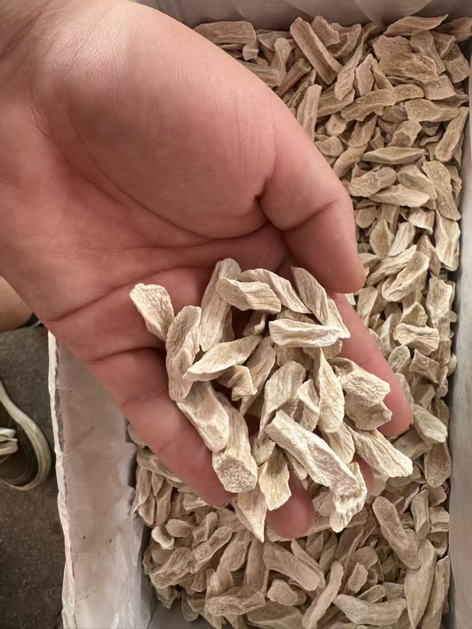 Chinese Yam Slices Huai Shan Yao Dried Dioscorea Opposita Root for Soup Tea and Cooking 1000g Bulk Bag in use