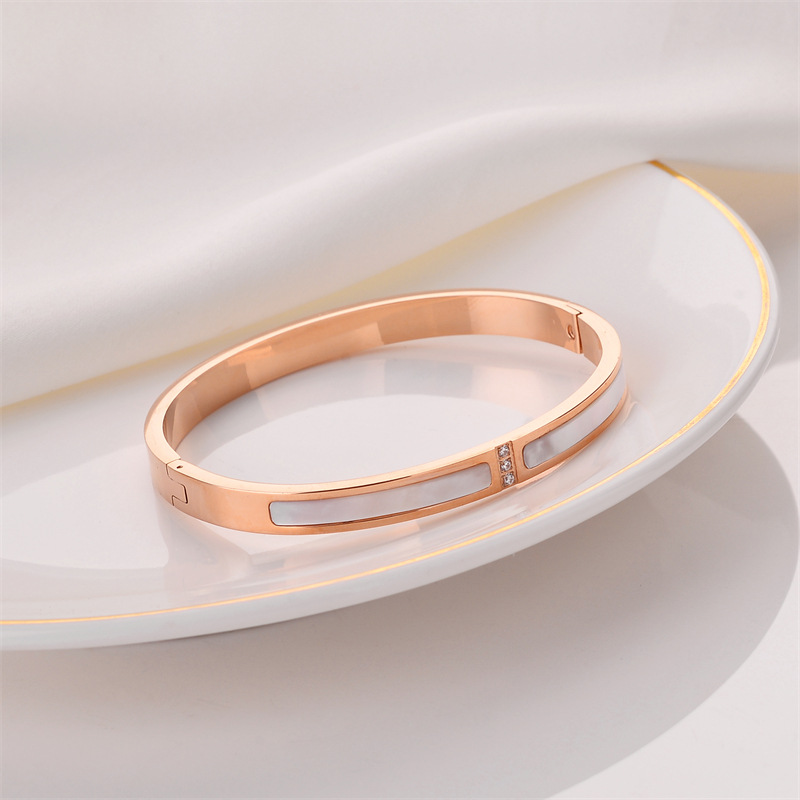 Pulsera de titanio y acero para mujer, diseño moderno y sencillo, pulsera de lujo que no se desvanece, venta al por mayor en stock.