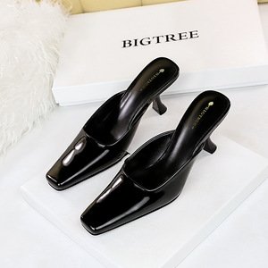3130-1 European and American simple high-heeled square head shallow mouth bright face patent leather Baotou slippers wom