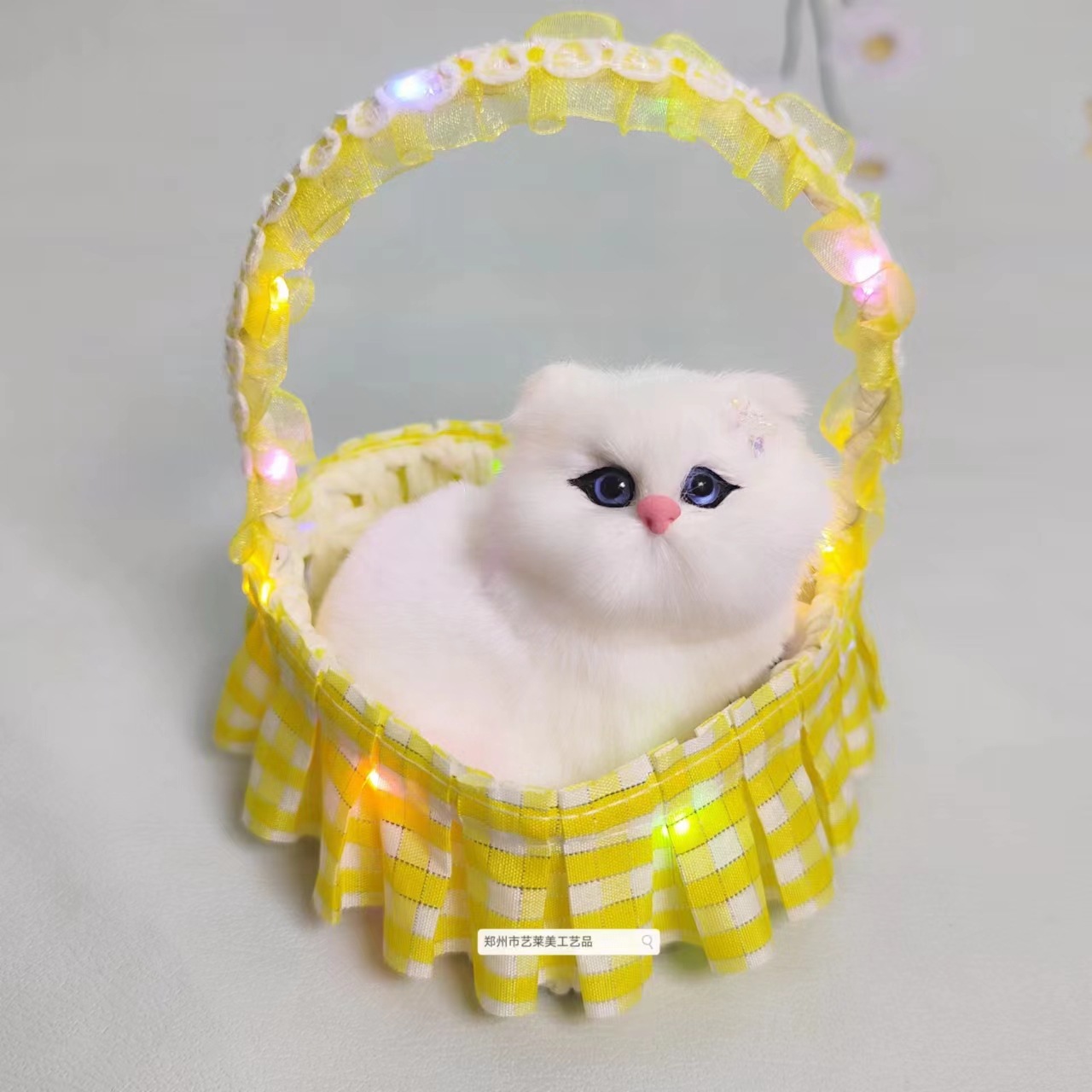 조명이 달린 노란색 체크무늬 바구니 고양이는 짖을 수 있습니다