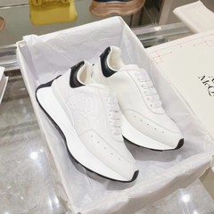カップルの潮版の高品質の男性の運動のカジュアルな靴の厚い底は高くなってランニングのお父さんの靴の男性の麦昆の白い靴の女性を走ります。
