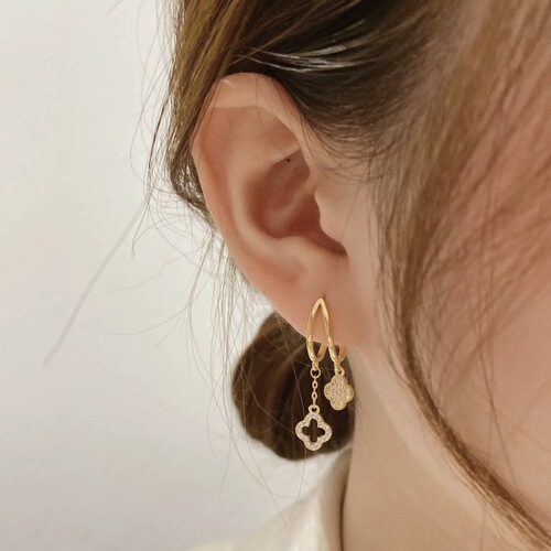 Korea Dongdaemun S925 silver needle micro-inlaid zircon four-leaf clover earrings ladylike temperament same style earrings light luxury